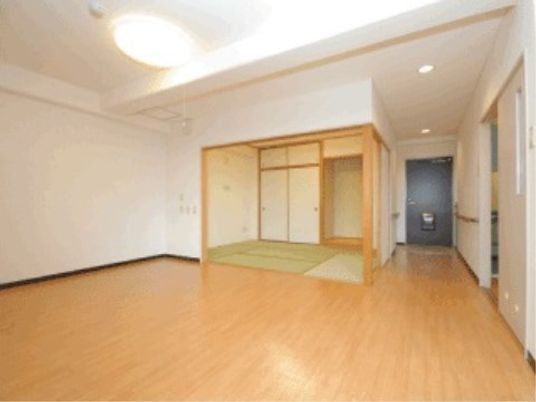 和洋折衷の広々居室