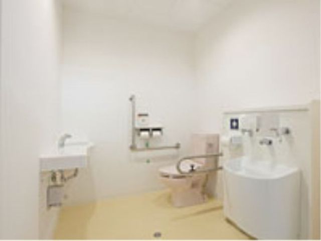 バリアフリーのトイレ トイレ 手すり付きで広々とした清潔感のあふれるトイレです。利用者の安全と快適性を考慮した設計になっております。