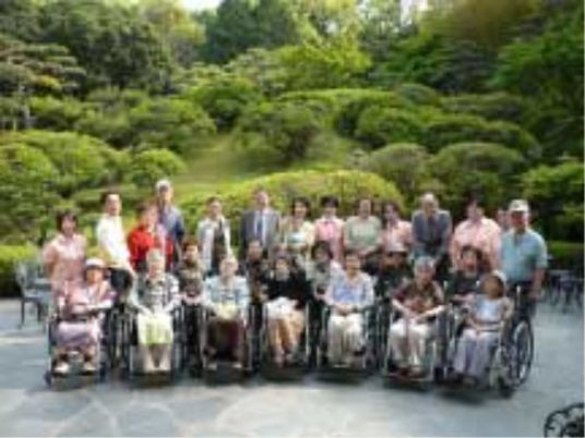 笑顔の集合写真中庭