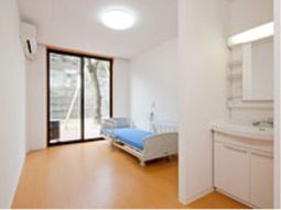 明るい個室の居室