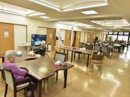 光が差し込む明るい食堂