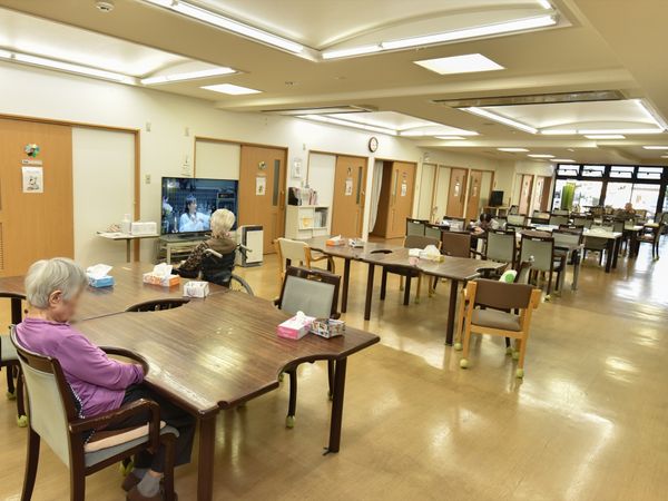 光が差し込む明るい食堂