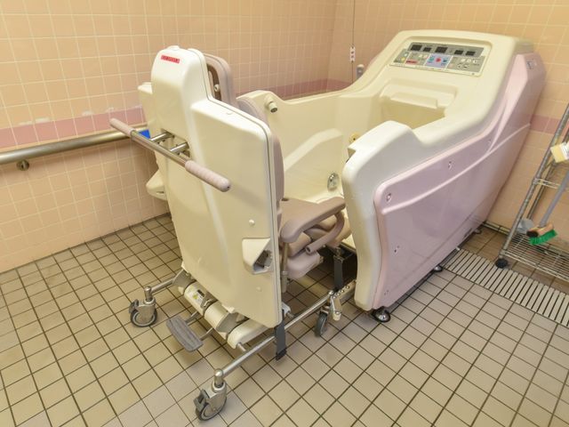 機能的な浴室設備 機械浴 清潔で快適なバスタブが特長の浴室です。利用者の安全を考慮した設計となっており、皆様の快適な生活をサポートします。