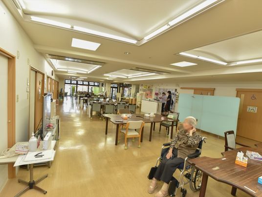 広々とした明るい廊下