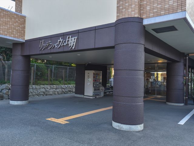 エントランスの看板 玄関 広々とした開放感のあるエントランスです。訪れる皆様を、清潔感のあふれる空間がお出迎えします。