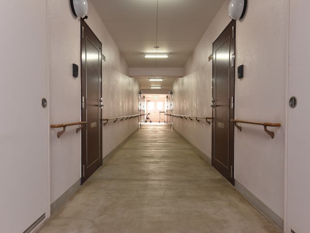手すり付きの明るい廊下 廊下 広々とした廊下には手すりが備えられており、安全に歩行ができるよう考慮されています。ここでは落ち着いて過ごせる空間が広がっています。