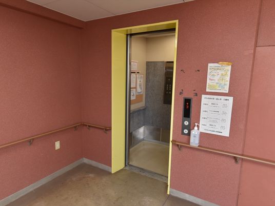 エレベーター前の案内掲示