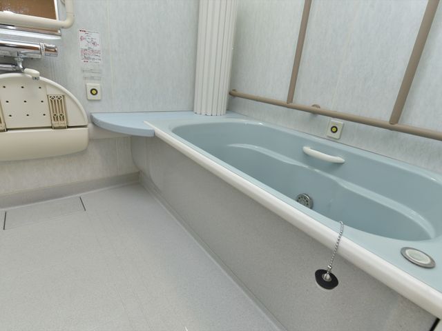 バリアフリー設計の浴室 浴室 手すり付きで広々としたこの浴室は、安全にご利用いただける工夫がされており、快適なバスタイムをサポートします。