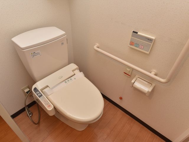バリアフリートイレ施設 トイレ 手すり付きの清潔なトイレで、安全かつ自立した日常生活をサポートいたします。利用者の安心を考えた設計です。