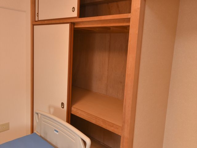 居心地の良い居室 居室 木目調が暖かみのある居室です。ゆったりとくつろげる空間が広がっており、心地よい生活を送ることができます。