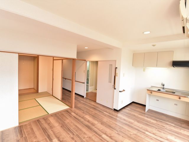 明るい和洋室の居室 居室 ゆったりとした造りの居室です。和室と洋室の要素をあわせ持ち、快適な空間が広がっています。