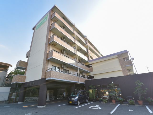 清潔感ある明るい建物外観 外観 広々としたエントランスが印象的な建物です。明るい昼日のもと、快適な職場環境が期待できそうです。