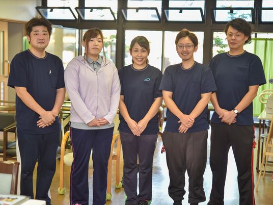 笑顔のスタッフ5人