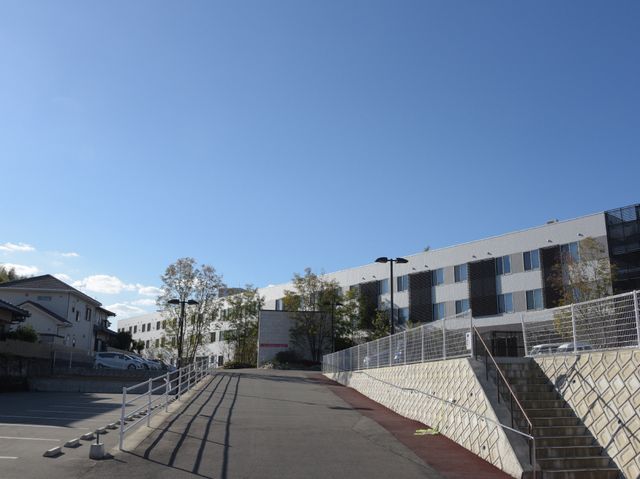 快晴の下のモダン建築 外観 晴れ渡る空の下、清潔感のあるモダンなデザインが魅力です。明るい職場環境をお求めの方におすすめします。