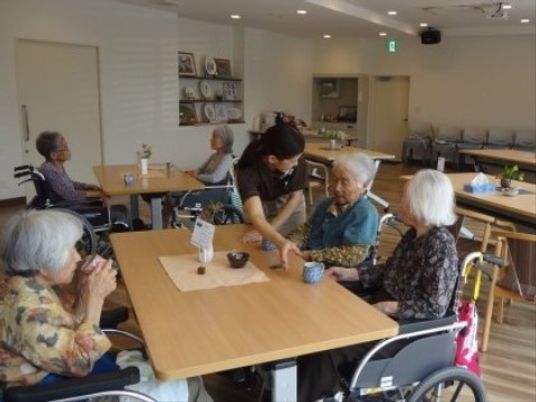ケアワーカーと利用者の食堂
