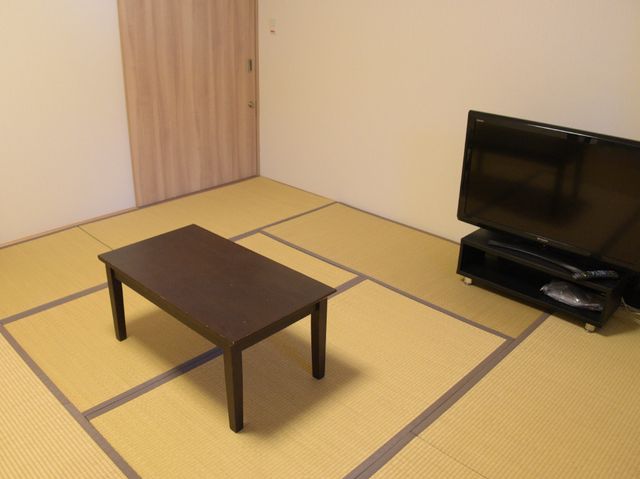 和室の居心地良さ 和室 控えめな家具と畳の香りが落ち着いた空間を演出しています。日本の伝統的な美しさを感じる場所です。