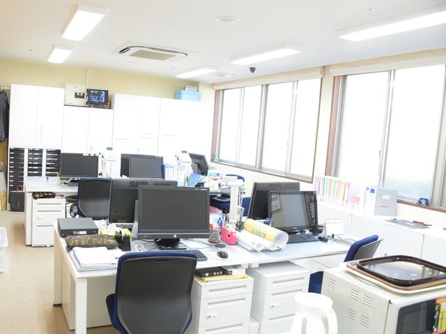 スタッフ用オフィス風景 事務室 明るい窓際のオフィスで、日々の運営を支えています。