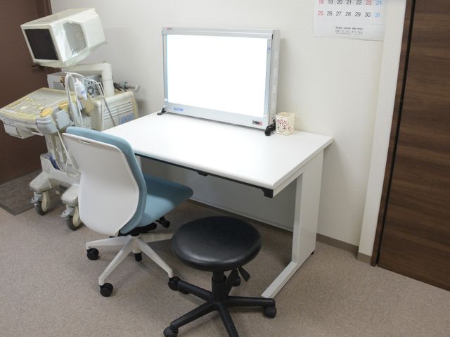 検査機器とデスクの部屋 健康管理室 清潔感のある空間で、最新の検査機器が整えられています。