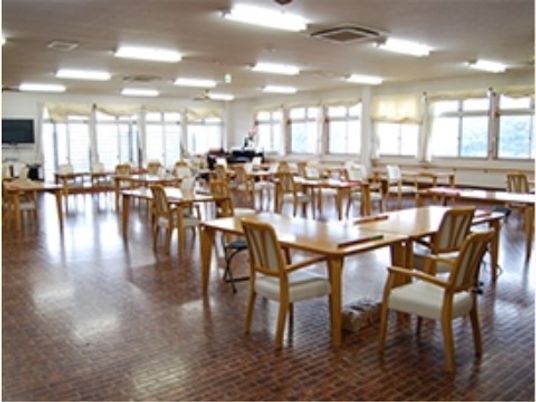 明るい食堂の様子