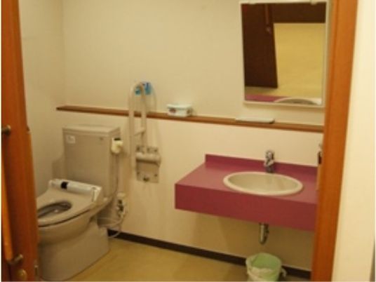 清潔なトイレと洗面台