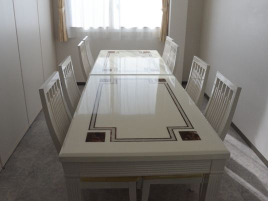 清潔な食堂テーブル