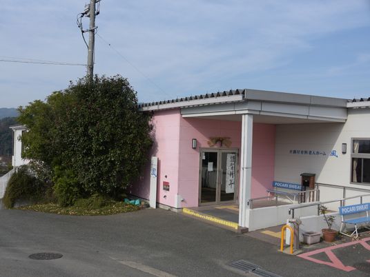 ピンクの壁の建物エントランス