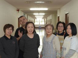 明るい笑顔のスタッフ集合