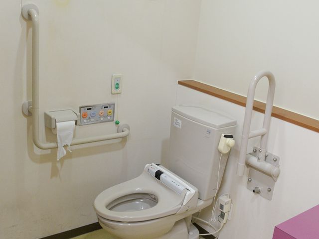 バリアフリートイレ設備 トイレ 手すり付きで安心のトイレ空間です。清潔感のある環境で利用者の日常生活をサポートします。
