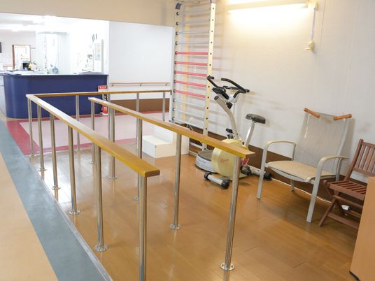 機能訓練用具が置かれた室内
