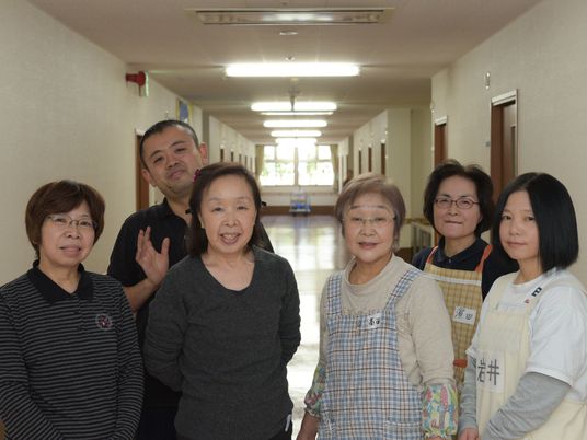 明るく広い廊下で笑顔のスタッフ