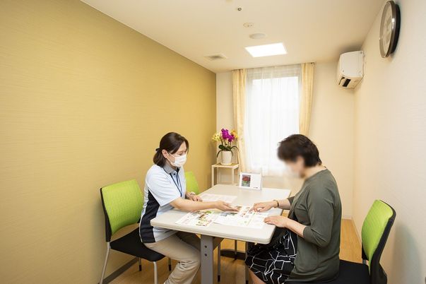 明るい打ち合わせ室