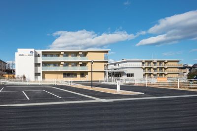 青空の下の建物外観