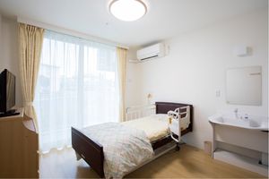 ベッドと洗面台の居室