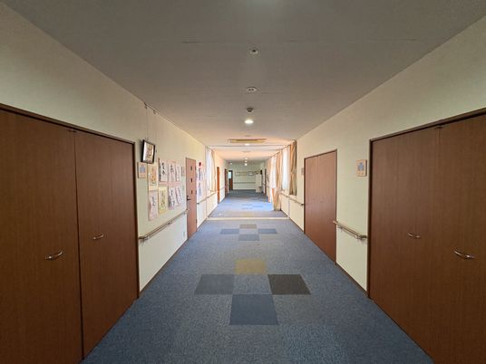 手すり付きの廊下  