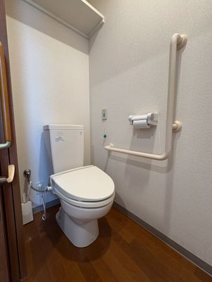 手すり付きトイレ  