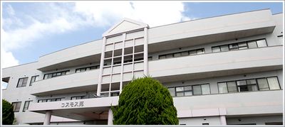 明るい外観の建物