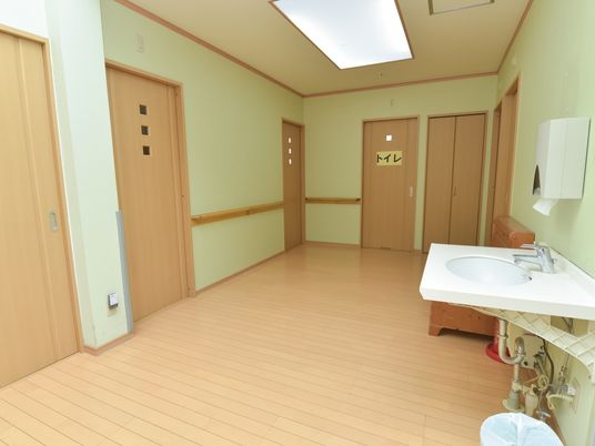 手洗い場と扉がある廊下