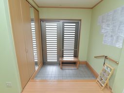 入口付近の明るい空間