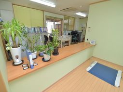 植物と受付カウンターの室内