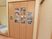 居室を入って右手に大きなクローゼットがある。ドアには写真がたくさん飾られている。温度計が壁にかけられている。