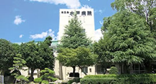 緑豊かな建物外観
