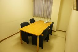 シンプルな会議室