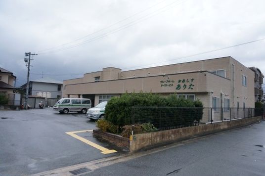 広い駐車場のある外観