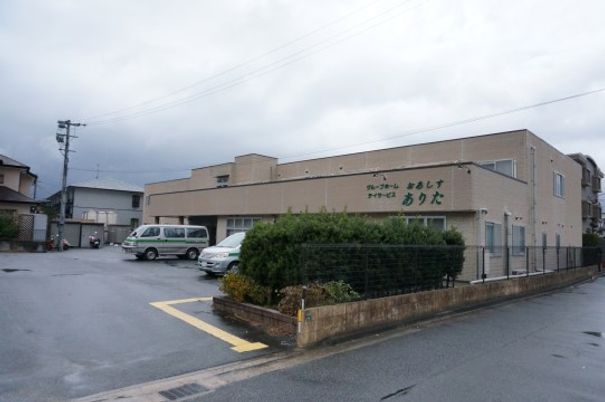広い駐車場のある外観