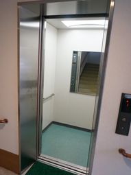 清潔な施設のエレベーター
