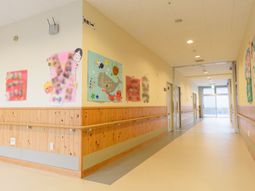 廊下の壁に飾り絵