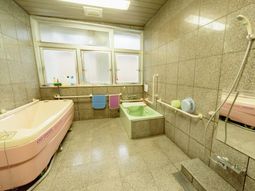 清潔なバリアフリー浴室