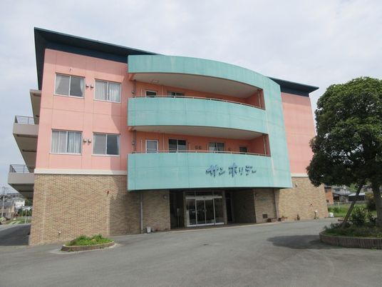 カラフルな外観の建物  