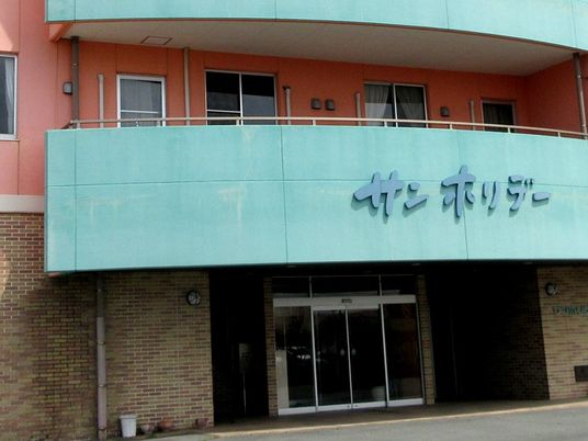 外観の正面入口  
