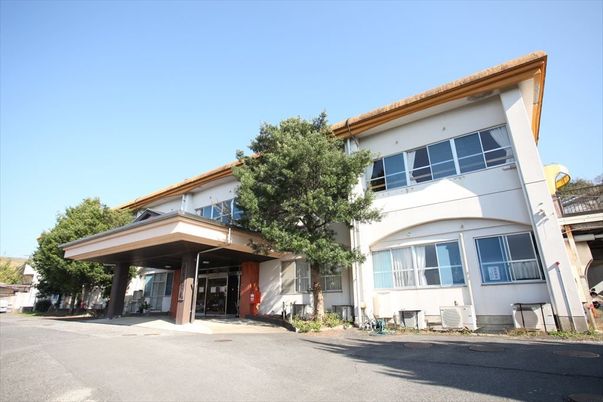 広々とした建物外観